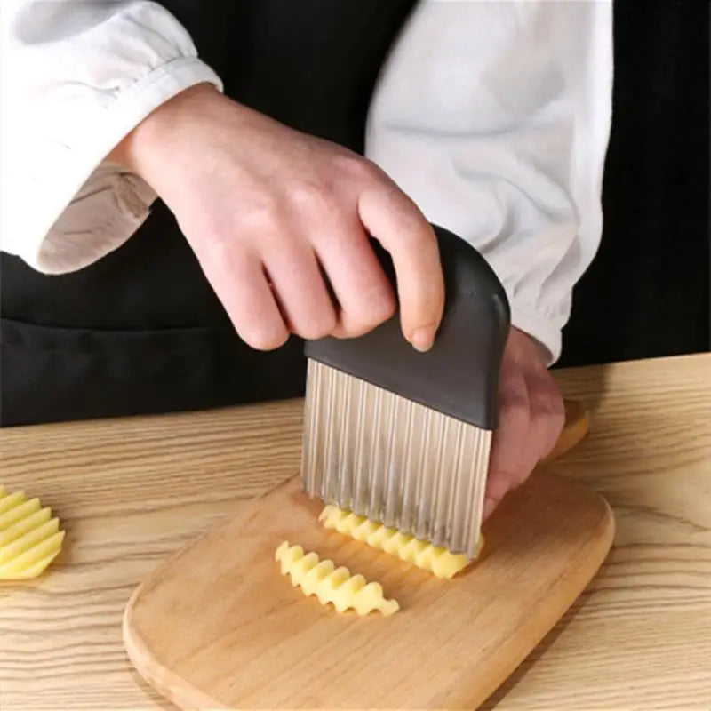 Coupes frites découpant une pomme de terre