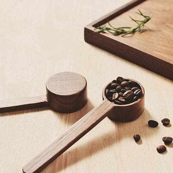 Cuillère à café en bois foncé pour barista