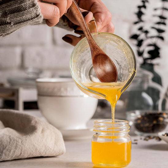 Cuillère à miel au style naturel et artisanal