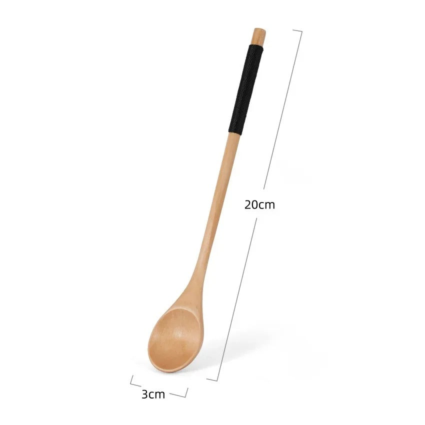 Cuillère en bois foncée naturelle et ergonomique