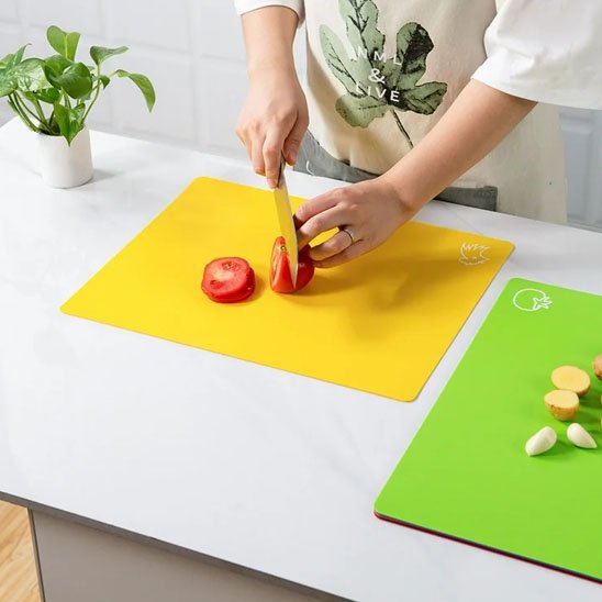 Planche à découper plastique professionnel avec légumes frais