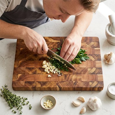 planche à découper professionnelle avec concombre
