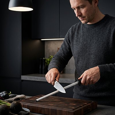 Affûtage précis avec aiguiseur de couteaux professionnel