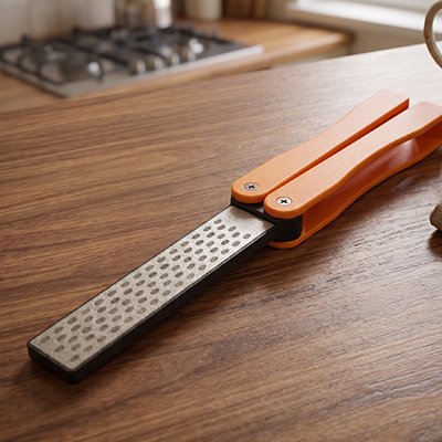 Aiguiseur à couteau professionnel sur plan de travail