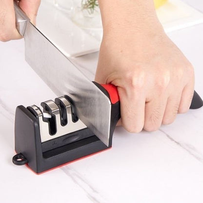 Aiguiseur ceramique couteau sur table blanche