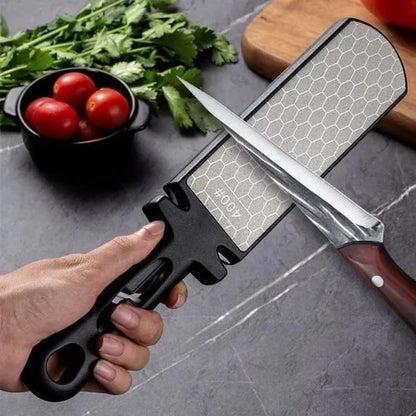 Aiguiseur couteau avec légumes frais sur une planche de cuisine