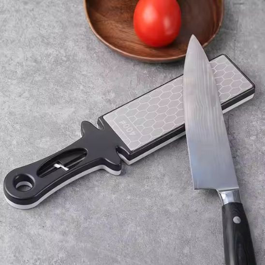 Aiguiseur couteau compact posé sur une table de cuisine blanche