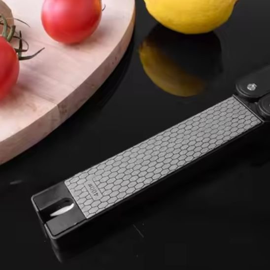 aiguiseur couteau compact vu de profil sur un plan de travail