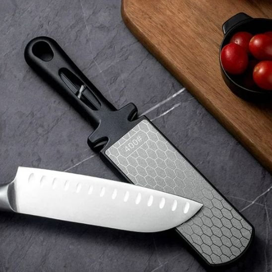 Aiguiseur couteau manuel en acier sur plan de travail de cuisine