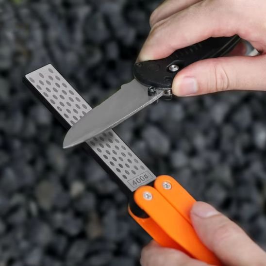 aiguiseur couteau manuel tenu par la main d’un cuisinier