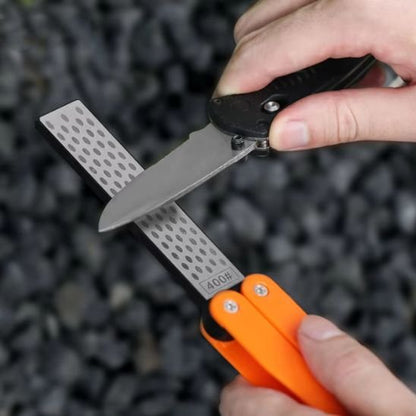 aiguiseur couteau manuel tenu par la main d’un cuisinier