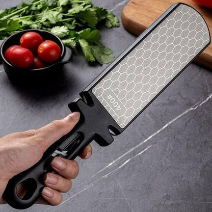 Aiguiseur couteau professionnel avec couteau de chef posé à côté