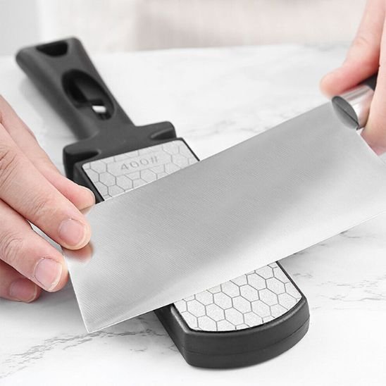 Aiguiseur couteau utilisé à la main pour affûter une lame de cuisine