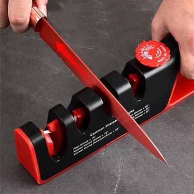 aiguiseur de couteaux rouge utilisé pour affûter une lame de cuisine