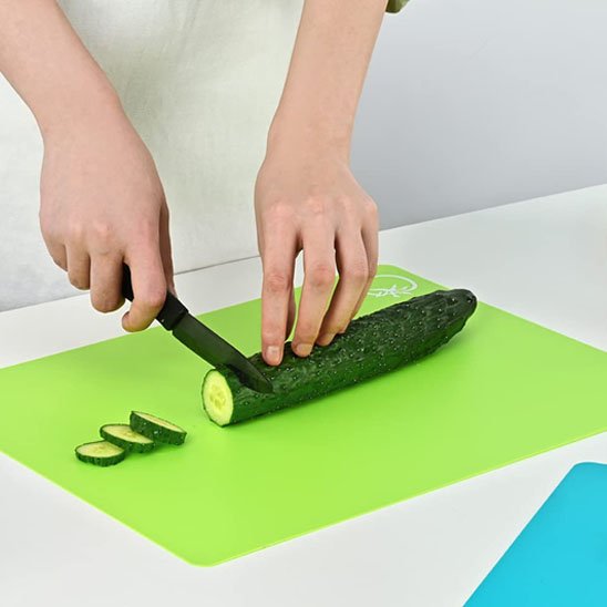 Concombre sur planche à découper plastique professionnel