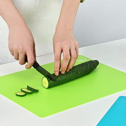 Concombre sur planche à découper plastique professionnel