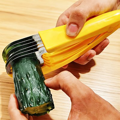 Coupe légumes avec concombre tranché