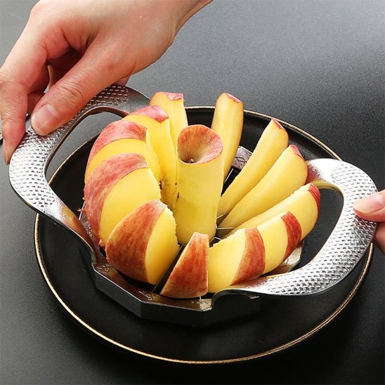 Coupe légumes julienne posé sur table bois