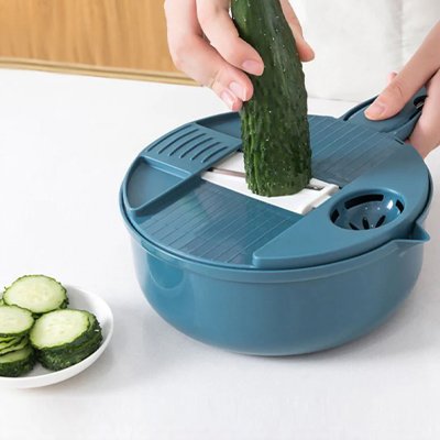 Coupe-légumes multifonctions avec concombre tranché