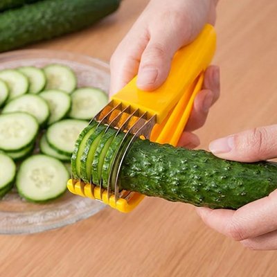 Coupe légumes qui coupe un concombre