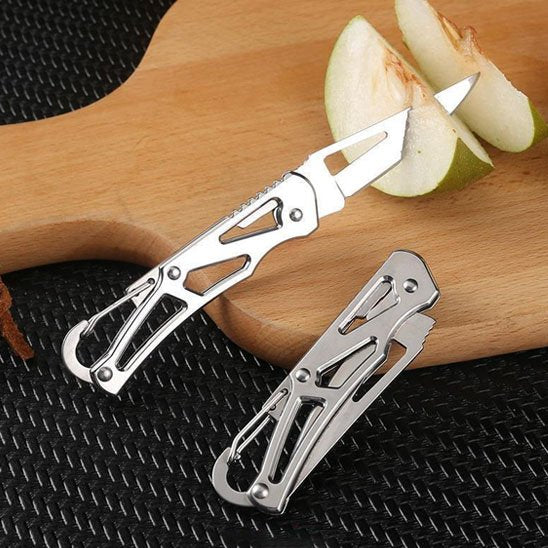 Couteau de cuisine design utilisé pour couper un légume sur une planche en bois