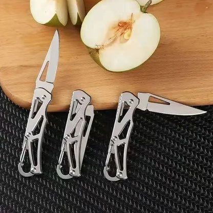 Couteau de cuisine en acier inoxydable posé sur une planche avec des légumes tranchés