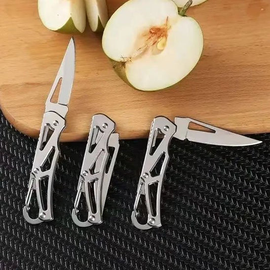 Couteau de cuisine en acier inoxydable posé sur une planche avec des légumes tranchés