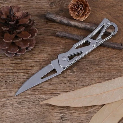 Couteau de cuisine en acier posé sur une table avec des décorations culinaires