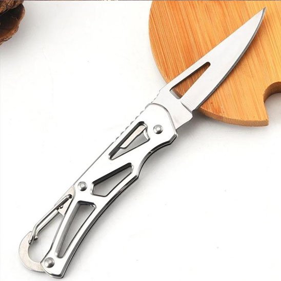 Couteau de cuisine en inox sur fond blanc, lame fine et poignée ajourée