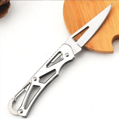 Couteau de cuisine en inox sur fond blanc, lame fine et poignée ajourée