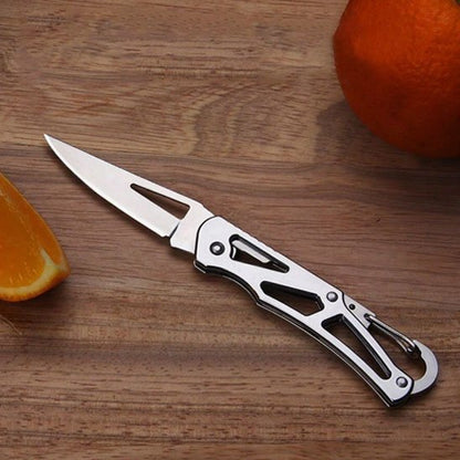 Couteau de cuisine tranchant en inox avec une tomate en arrière-plan