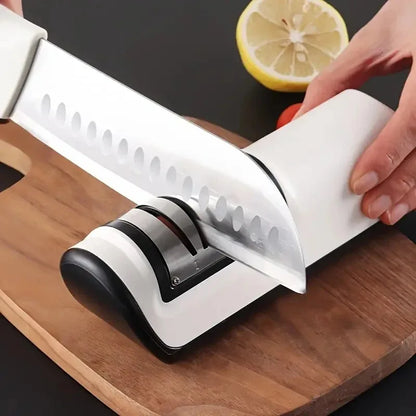 Couteau japonais sur aiguiseur de couteaux électrique