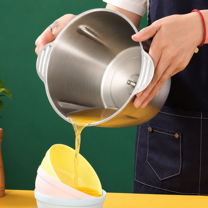 Cuisine moderne avec hachoir à viande électrique professionnel