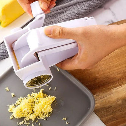 Fromage râpé avec râpe à fromage manuelle