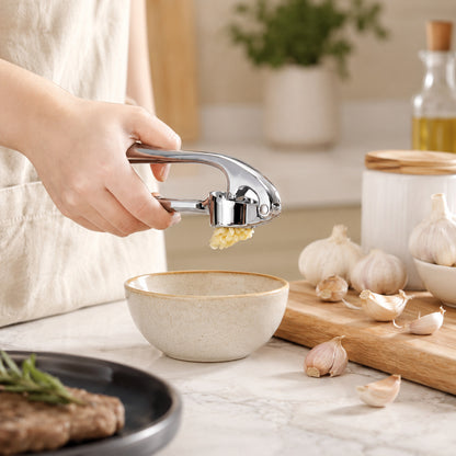 Hachoir pour ail utilisé en cuisine