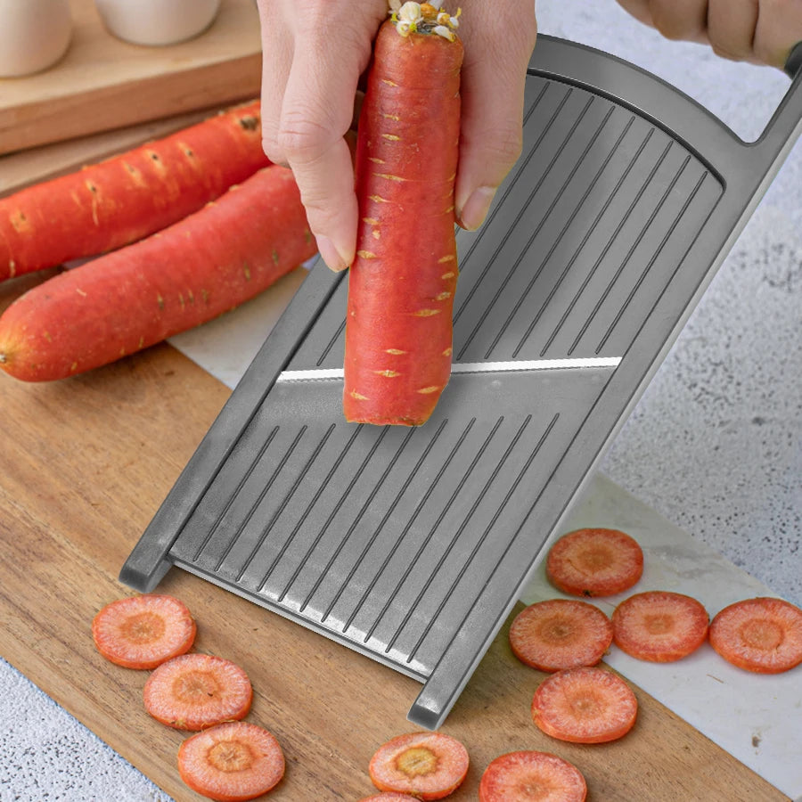 Julienne de carottes faite mandoline japonaise professionnelle