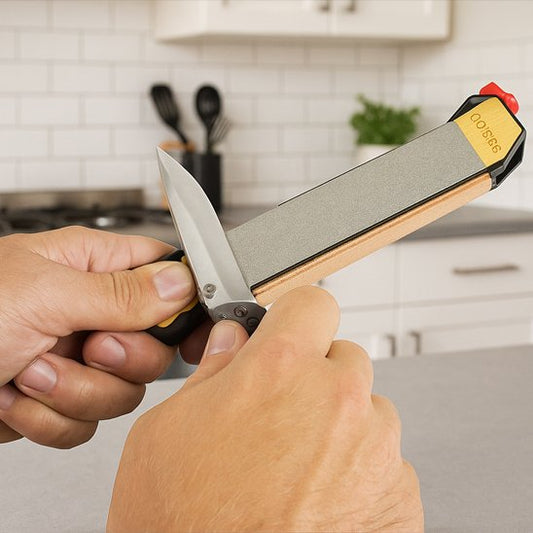 Mains aiguisant ciseaux avec aiguiseur pour ciseaux