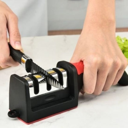Mains utilisant aiguiseur ceramique couteau noir