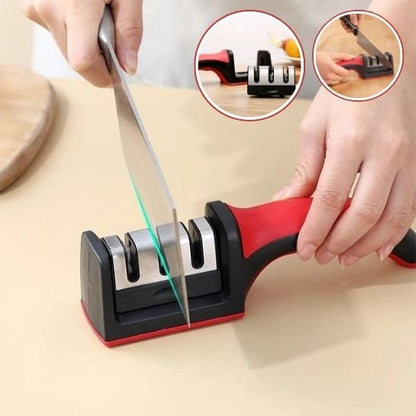 Mains utilisant aiguiseur ceramique couteau noir