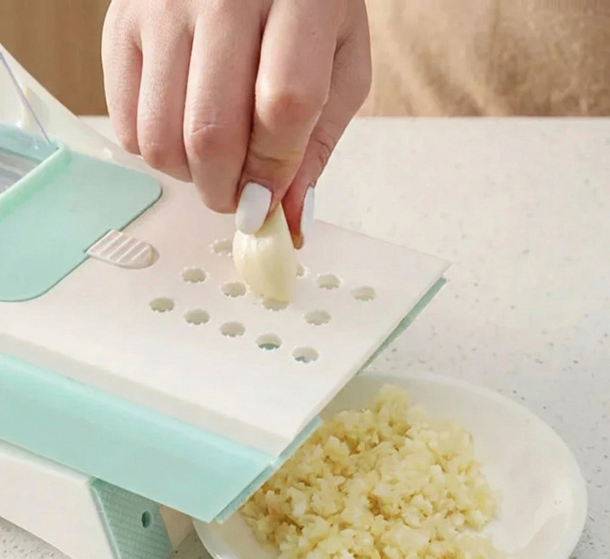 mandoline japonaise en acier inox avec ustensiles de cuisine

