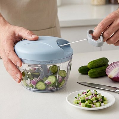 Mini hachoir manuel à ficelle rempli de légumes