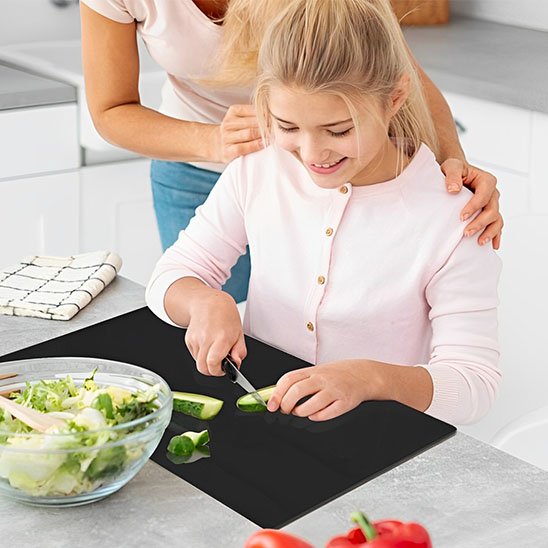 Planche a decouper avec fille qui coupe