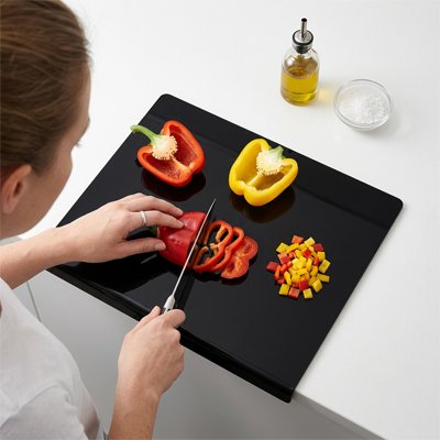 Planche à découper pour plan de travail avec légumes colorés