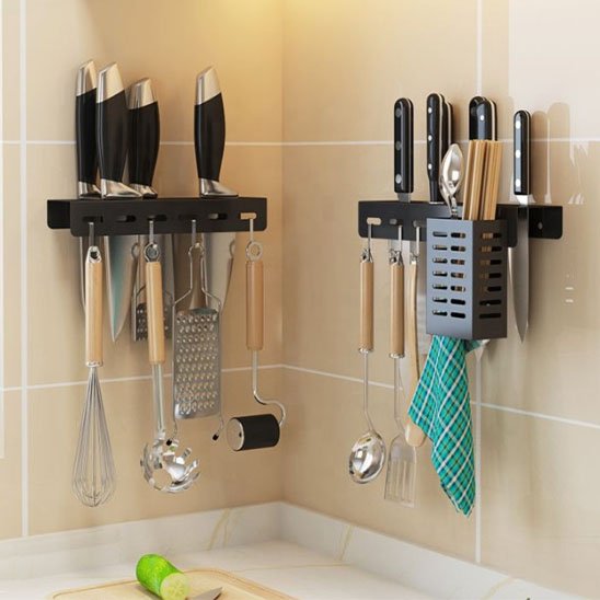 Porte couteau minimaliste accroché dans une cuisine lumineuse