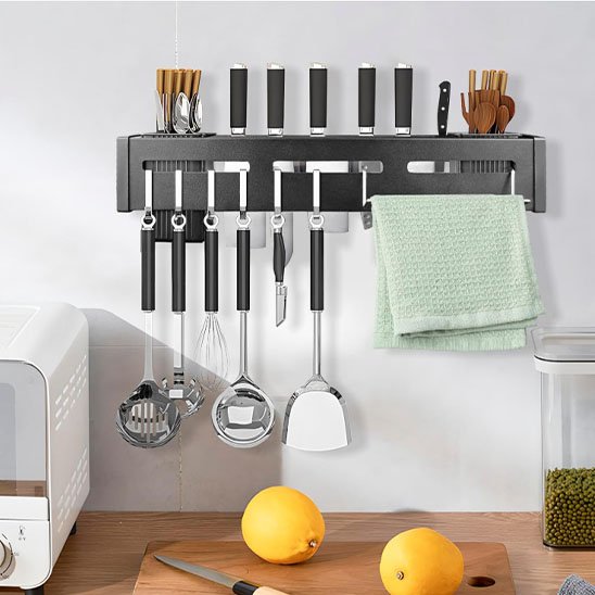 Porte couteau mural aimanté fixé sur un mur de cuisine