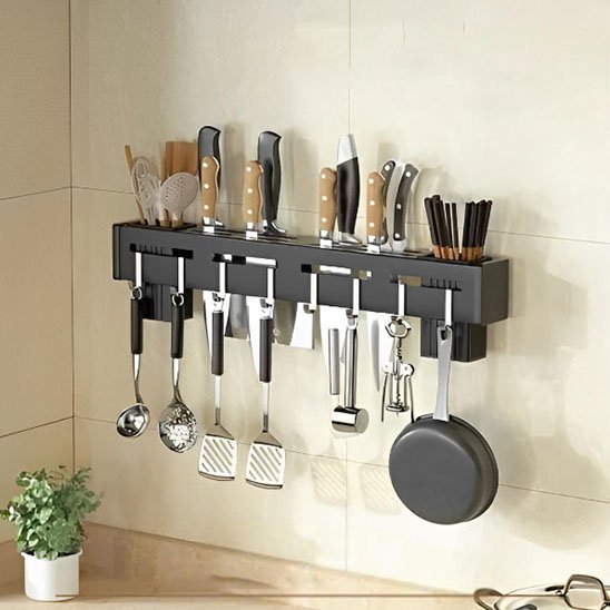 Porte couteau mural aimanté noir avec lames alignées