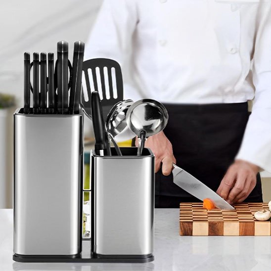 Porte couteaux inox élégant sur comptoir