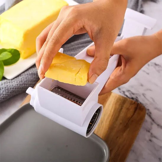 Râpe à fromage manuelle sur planche en bois