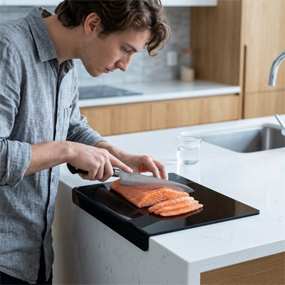 Saumon frais sur planche à découper pour plan de travail