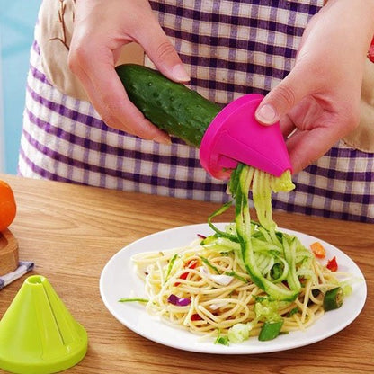 Coupe légumes spirales avec concombre sur assiette